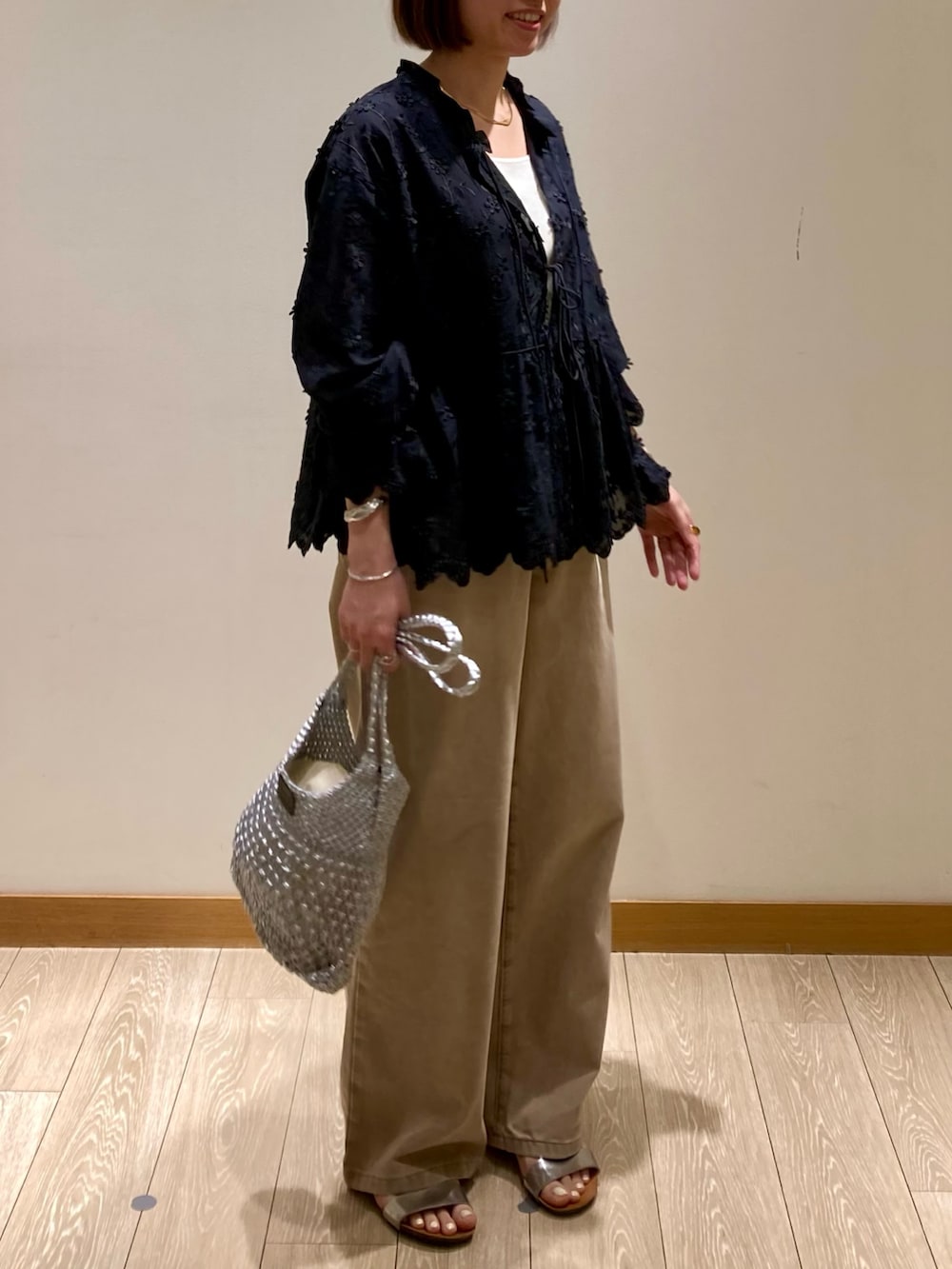 「ワイドパンツ、デニム、お出かけコーデ、低身長コーデ、レイヤードスタイル、シンプルスタイル、夏ファッション、カジュアルスタイル、パンツコーデ、春夏コーデ、ブラックコーデ、パンツスタイル、デニムパンツ、レース、ベージュ」｜「fredy emueのブリーチデニム５ポケイージーパンツ（デニムパンツ、ベージュ系）」を使った、ishiさん（レディース・154cm）の春コーディネートの2枚目の写真