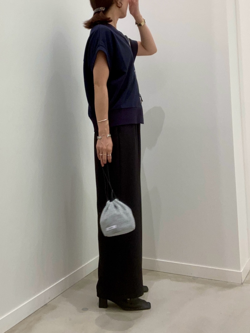 ブルー系のTシャツ/カットソー、ブラック系のその他パンツ、ブラウン系のネックレスを着用したレディースの夏コーディネートの3枚目の写真