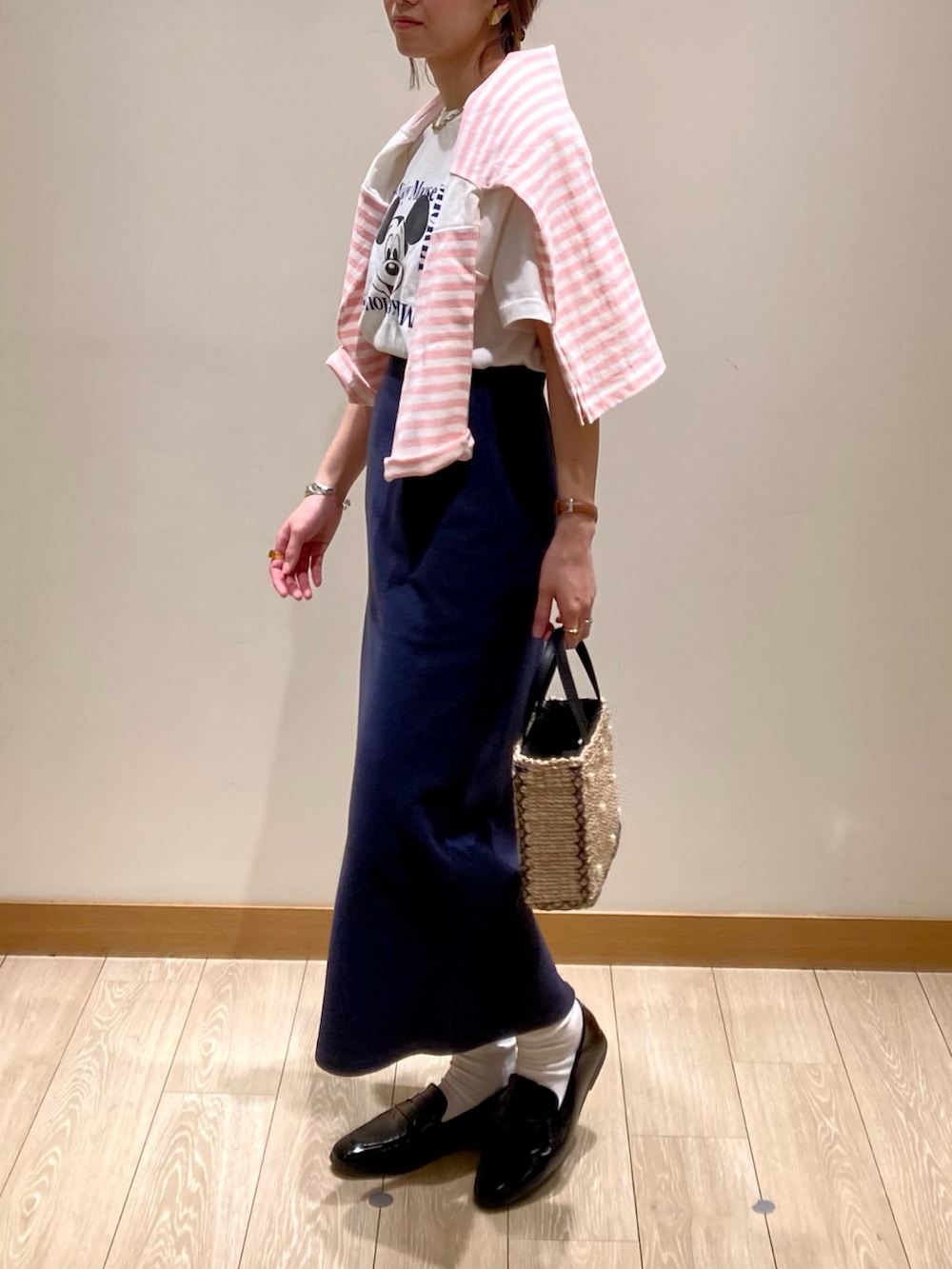 「春色、休日スタイル、ボーダー、お出かけコーデ、ボーダートップス、タイトスカート、ミッキー、スカート、Tシャツ、着回しコーデ、ピンク、かごバッグ、ディズニー、GOOD ROCK SPEED、オトナカジュアル」|「fredy emueのブークレ―ナロースカート(スカート、ブルー系)」を使った、ishiさん(レディース・154cm)の春コーディネートの6枚目の写真