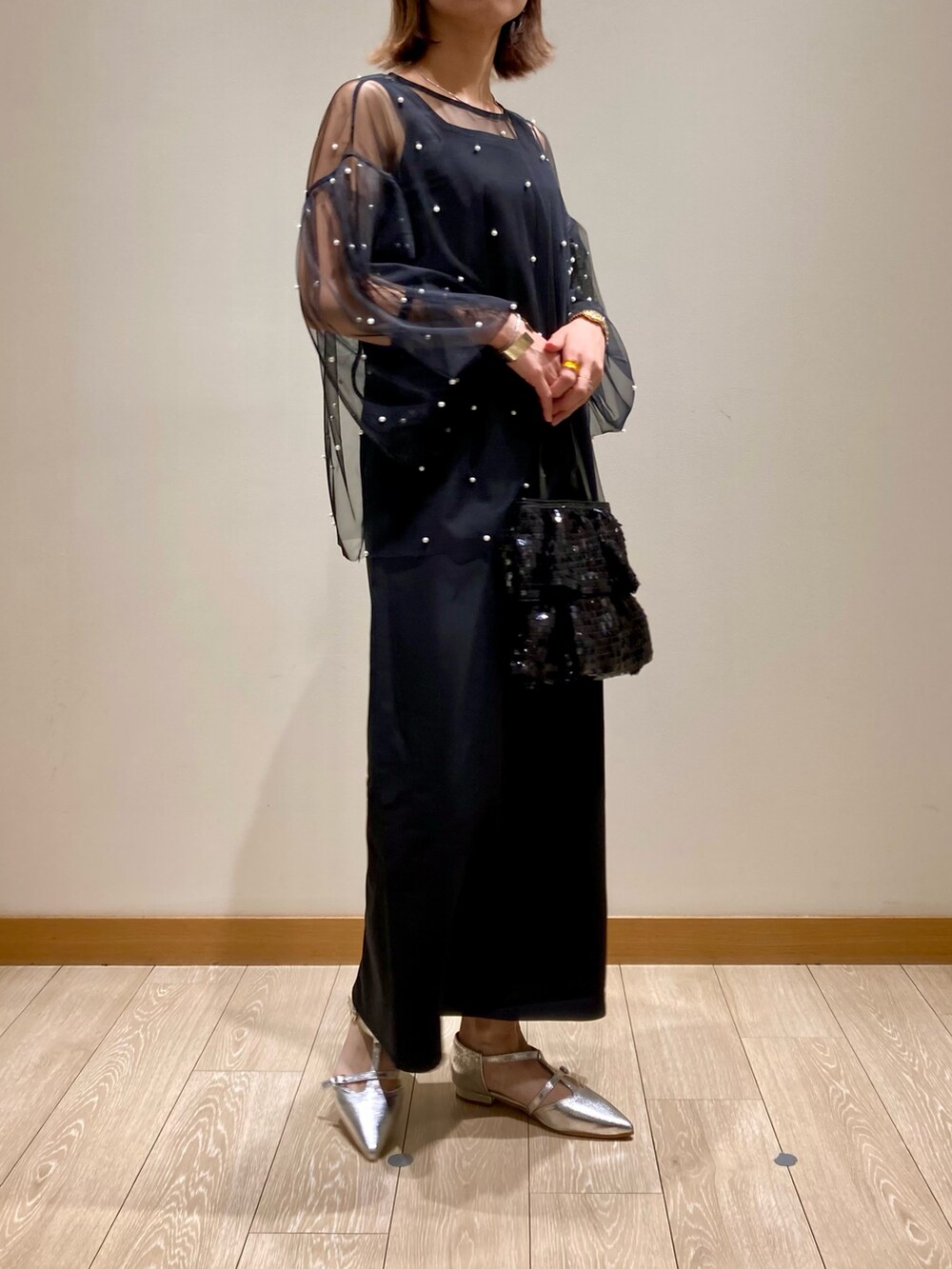 ブラック系のワンピース、ブラック系のTシャツ/カットソー、ブラック系のハンドバッグを着用したレディースの秋コーディネートの8枚目の写真