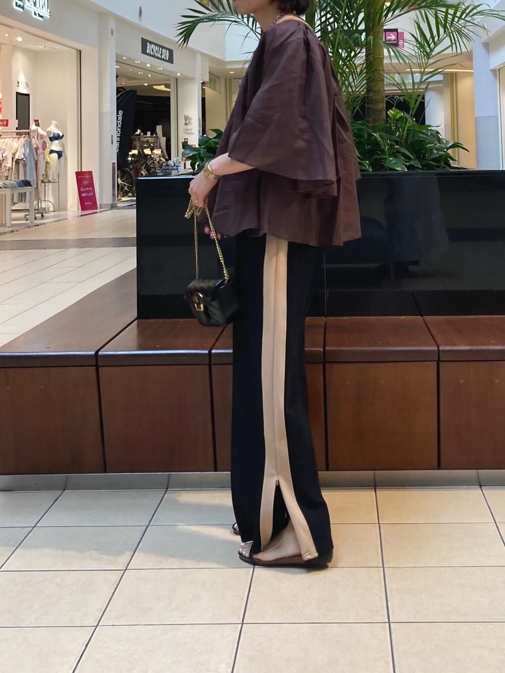 ブラック系のその他パンツ、ブラウン系のシャツ/ブラウス、ブラック系のショルダーバッグを着用したレディースの夏コーディネートの6枚目の写真