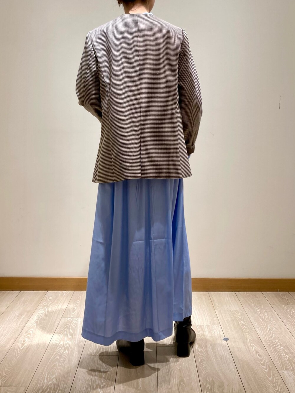 シルバー系のショルダーバッグ、ブルー系のワンピース、ベージュ系のノーカラージャケットを着用したレディースの春コーディネートの5枚目の写真