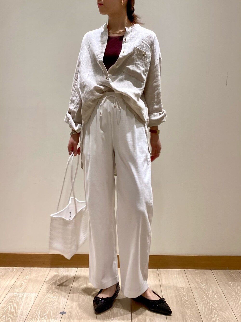 ホワイト系のその他パンツ、ブラック系のバレエシューズ、ベージュ系のシャツ/ブラウスを着用したレディースの春コーディネートの2枚目の写真