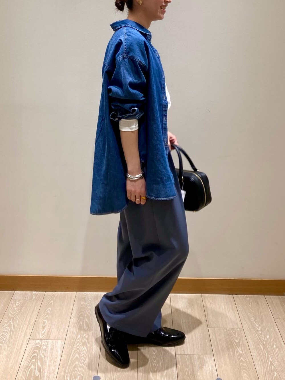 「ショルダーバッグ、大人カジュアル、休日スタイル、デニムシャツ、カーディガン、お出かけコーデ、シアートップス、春夏コーデ、シンプルコーデ、春服コーデ、パンツスタイル、デニム、着回しコーデ、低身長、レザー」｜「fredy emueのライトオンスデニムシャツ（シャツ/ブラウス、ブルー系）」を使った、ishiさん（レディース・154cm）の春コーディネートの4枚目の写真
