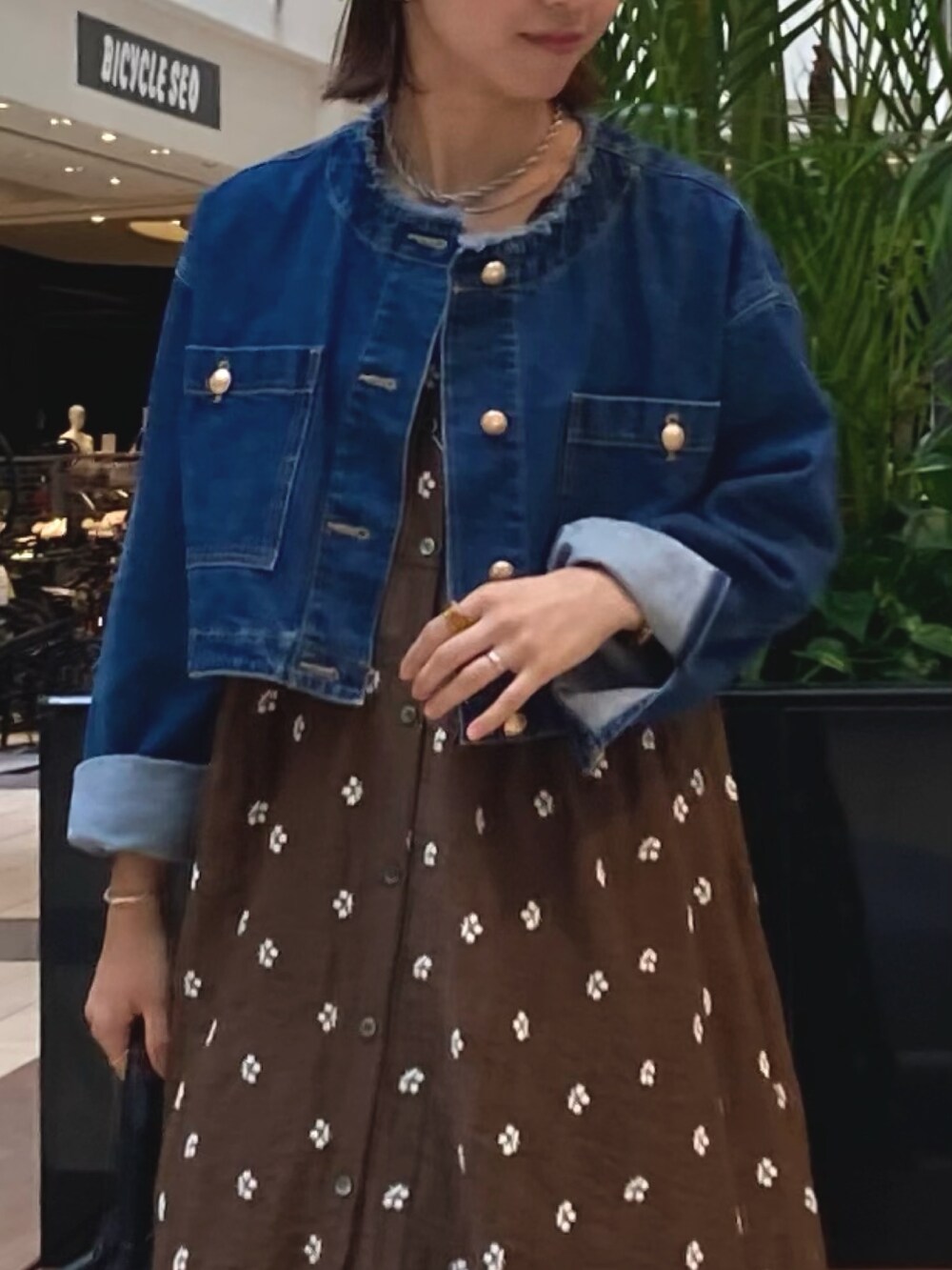 「秋服準備はじめました、ワンピース、ブラウン、休日コーデ、秋、オトナカジュアル、ママファッション、デニム、ブルゾン、刺繍、ワイドパンツ」｜「fredy emueのシアー楊柳刺繍前開きワンピース（ぺチOP付き）（ワンピース、ブラウン系）」を使った、ishiさん（レディース・154cm）の夏コーディネートの5枚目の写真