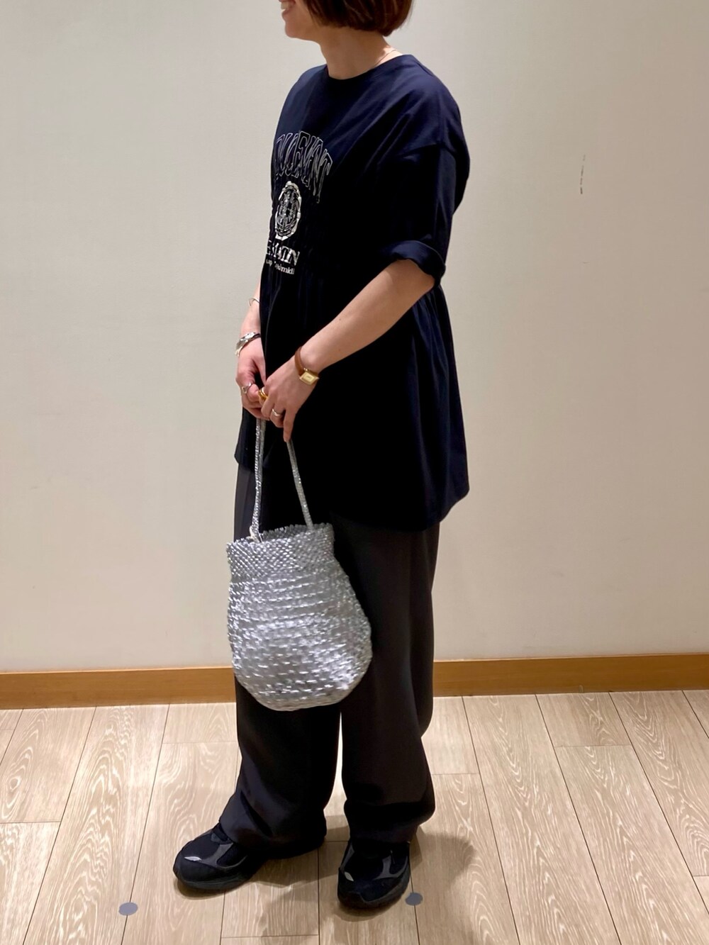 「ワイドパンツ、春夏コーデ、シンプルコーデ、休日スタイル、スニーカー、お出かけコーデ、低身長コーデ、シンプルスタイル、春服コーデ、カジュアルスタイル、スラックス、パンツスタイル、Tシャツ、ブラック、かごバッグ」｜「fredy emueのシャーリングロゴTシャツ（Tシャツ/カットソー、ブラック系）」を使った、ishiさん（レディース・154cm）の春コーディネートの7枚目の写真
