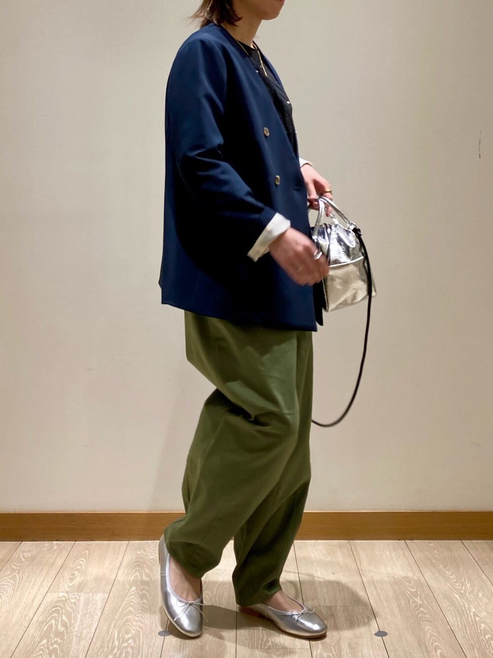 グリーン系のその他パンツ、シルバー系のバレエシューズ、シルバー系のショルダーバッグを着用したレディースの春コーディネートの5枚目の写真