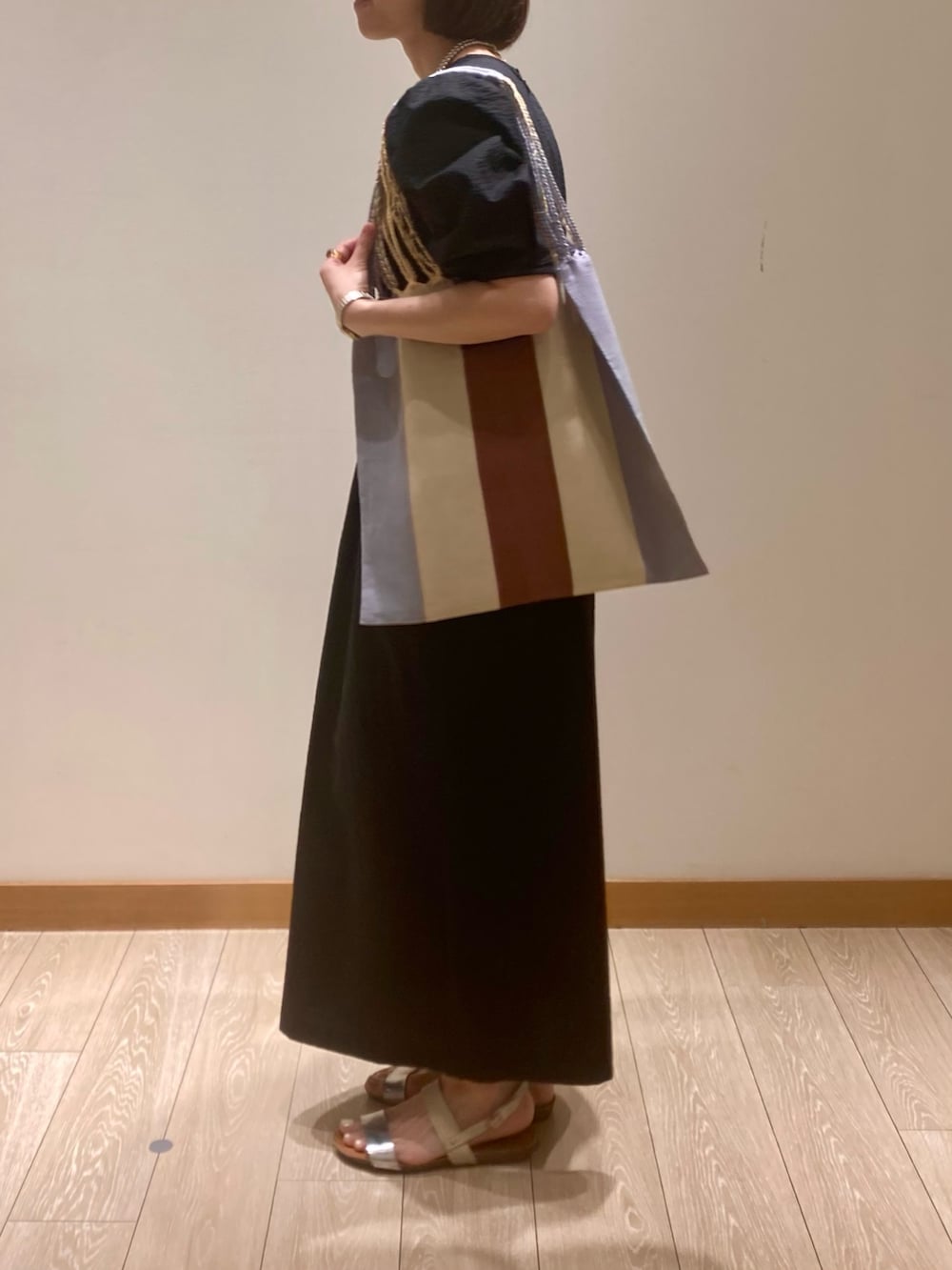 「低身長コーデ、ワンピース、ロングスカート、きれいめカジュアル、夏コーデ、着回しコーデ、夏、ラクチンコーデ、ブラック、半袖ワンピース、ハンモックバッグ、シンプルコーデ、体型カバー」｜「fredy emueのコットンリップルウエストシェイプワンピース（ワンピース、ブラック系）」を使った、ishiさん（レディース・154cm）の夏コーディネートの8枚目の写真