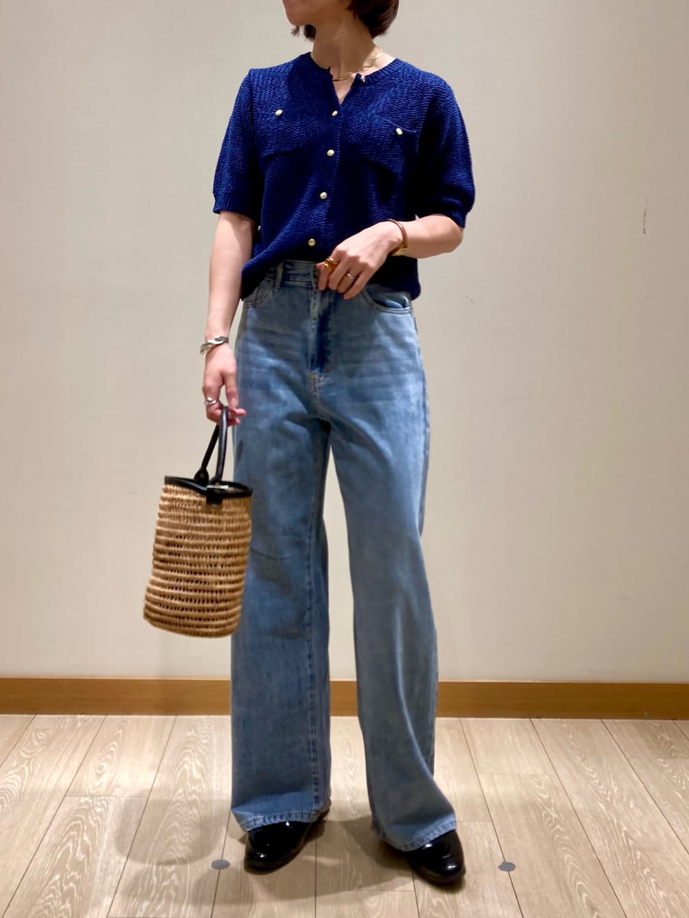 「ワイドパンツ、シンプルコーデ、きれいめカジュアル、休日スタイル、デニム、お出かけコーデ、低身長コーデ、デートコーデ、オトナカジュアル、大人ファッション、楽チンコーデ、春服、パンツスタイル、カーディガン、サマーニット」｜「fredy emueのドロストセミワイドデニムパンツ（デニムパンツ、ブルー系）」を使った、ishiさん（レディース・154cm）の春コーディネートの2枚目の写真