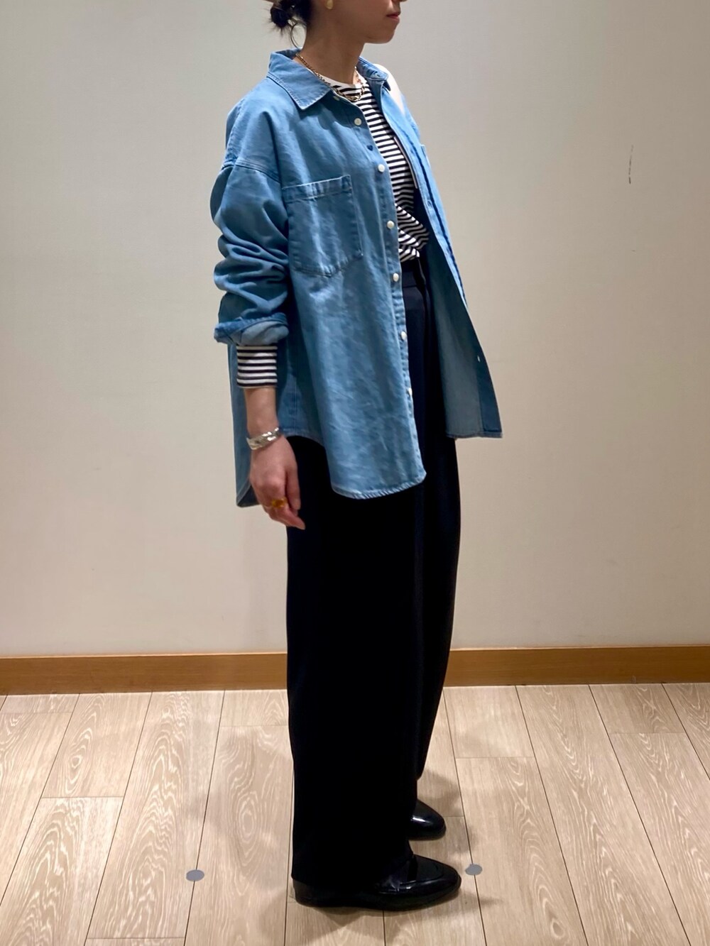 「春コーデ、休日スタイル、春服、お出かけコーデ、オトナ女子、カジュアルスタイル、ママファッション、スラックス、パンツスタイル、ボーダー、ボーダートップス、ロンT、デニム、デニムコーデ、デニムシャツ」｜「fredy emueの【maison vert /メゾンヴェール】アウトポケワンハンドルトートバッグ（ショルダーバッグ、ホワイト系）」を使った、ishiさん（レディース・154cm）の春コーディネートの3枚目の写真