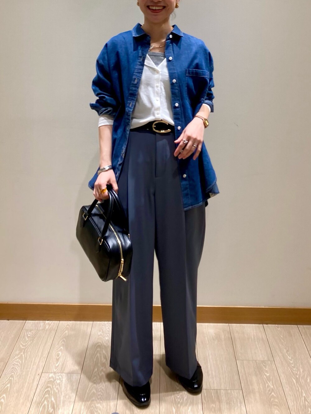「ショルダーバッグ、大人カジュアル、休日スタイル、デニムシャツ、カーディガン、お出かけコーデ、シアートップス、春夏コーデ、シンプルコーデ、春服コーデ、パンツスタイル、デニム、着回しコーデ、低身長、レザー」｜「fredy emueのライトオンスデニムシャツ（シャツ/ブラウス、ブルー系）」を使った、ishiさん（レディース・154cm）の春コーディネートの9枚目の写真