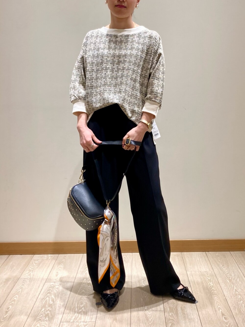 「春コーデ、春服みてみて、春、お出かけコーデ、シンプルコーデ、大人カジュアル、春色、パンツスタイル、ツイード、プルオーバー、２ＷＡＹ、着回しコーデ、スラックス、楽チンコーデ、ショート丈トップス」｜「fredy emueのホースプリントシルクスカーフ（バンダナ/スカーフ、オレンジ系）」を使った、ishiさん（レディース・154cm）の春コーディネートの2枚目の写真