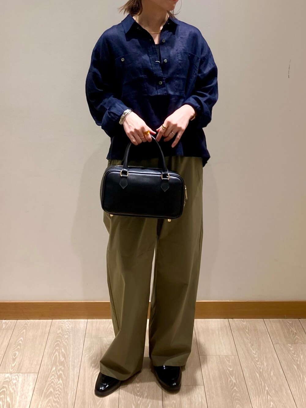 「休日スタイル、お出かけコーデ、ショルダーバッグ、大人カジュアル、着回しコーデ、カジュアルスタイル、ラクチンコーデ、シャツスタイル、ママファッション、リネン、リネンシャツ、ネイビー、カーキ、パンツスタイル、低身長」|「fredy emueのコットンナイロンストレッチセミワイドパンツ(その他パンツ、グリーン系)」を使った、ishiさん(レディース・154cm)の春コーディネートの9枚目の写真