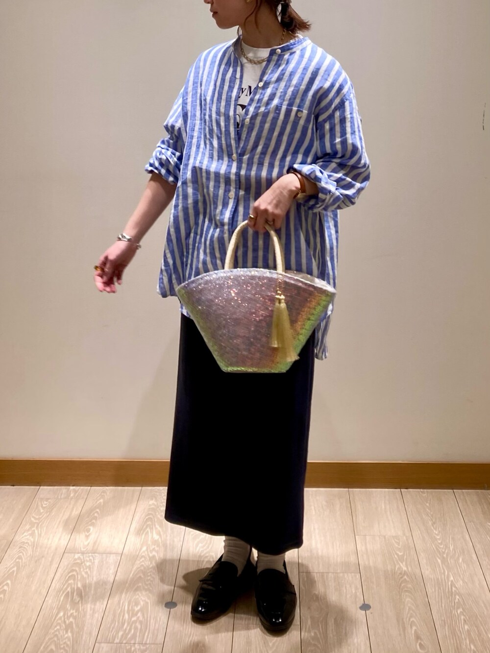 「淡色コーデ、春色、休日スタイル、大人カジュアル、シンプルスタイル、リネン、リネンシャツ、ストライプ、スカート、着回しコーデ、低身長、かごバッグ、ミッキー、Tシャツ、レイヤードスタイル」｜「fredy emueのスパンコールカゴバッグ（かごバッグ、ホワイト系）」を使った、ishiさん（レディース・154cm）の春コーディネートの7枚目の写真