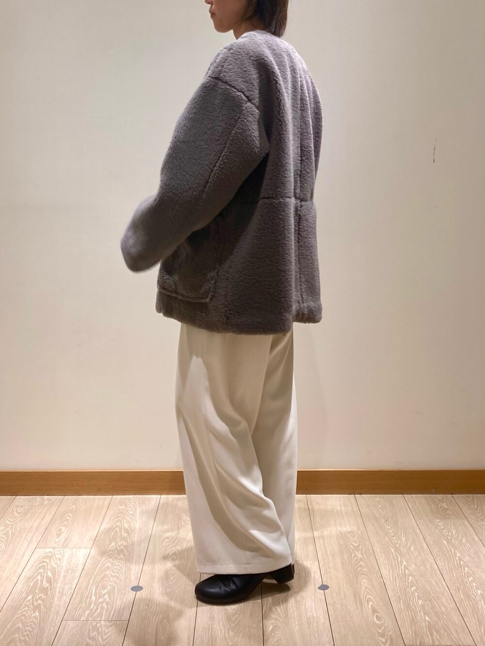 「冬アウター、おでかけコーデ、パンツスタイル、あったかコーデ、アウターコーデ、ホワイト、ボア、ノーカラーコート、ビスチェ、着回しコーデ、低身長、ゆるコーデ、オトナカジュアル」｜「fredy emueのボアミドル丈コート（ノーカラーコート、ブラウン系）」を使った、ishiさん（レディース・154cm）の冬コーディネートの5枚目の写真