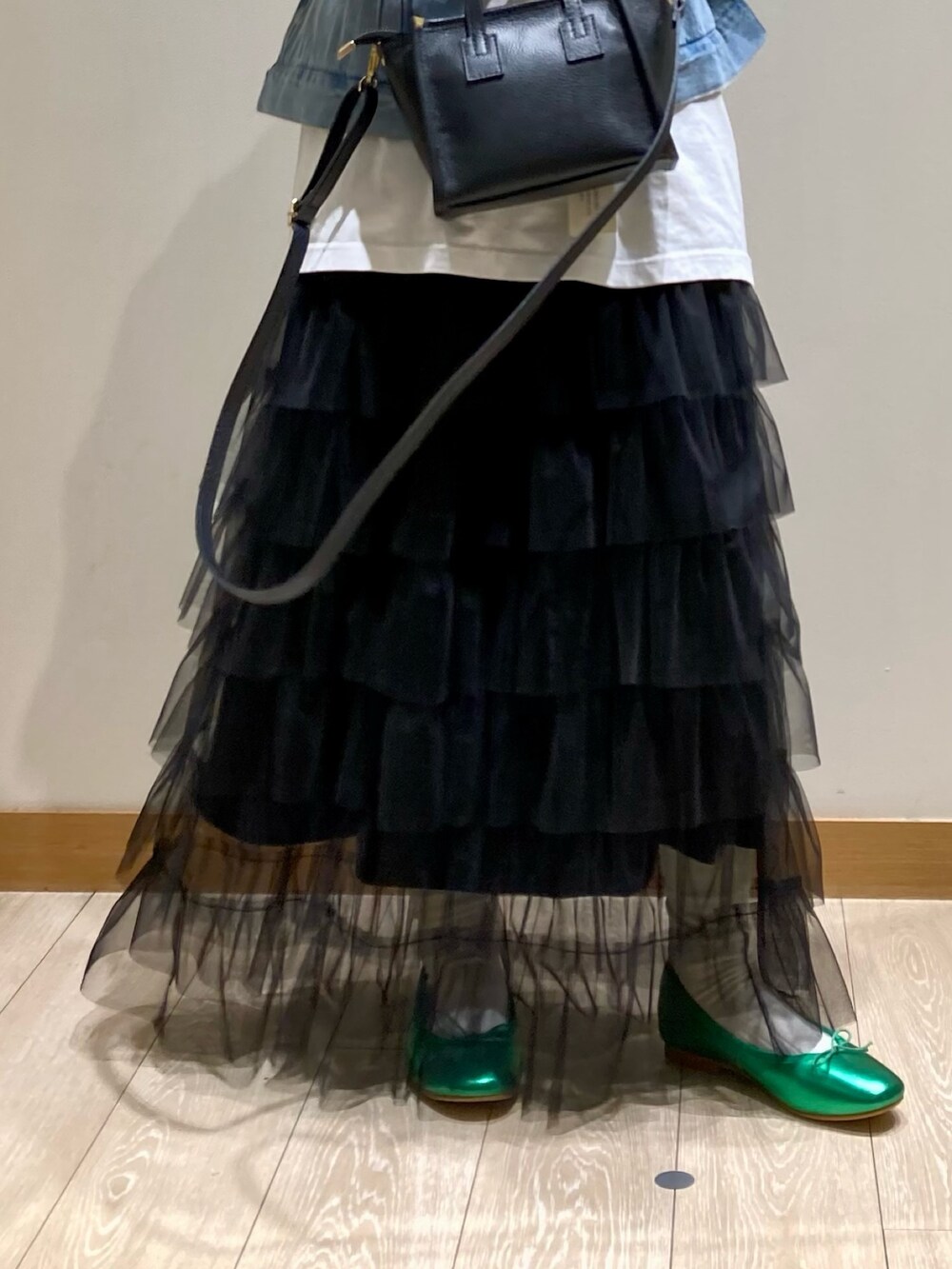 「春コーデ、春服みてみて、レイヤードスタイル、お出かけコーデ、ジャケットスタイル、デニム、春アウター、オトナカジュアル、春、デニムジャケット、ミッキー、GEVACO、チュールスカート、ユニセックス、スカート」｜「fredy emueのチュールティアードスカート（スカート、ブラック系）」を使った、ishiさん（レディース・154cm）の春コーディネートの10枚目の写真
