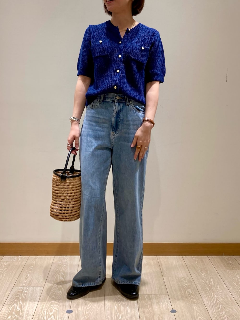 「ワイドパンツ、シンプルコーデ、きれいめカジュアル、休日スタイル、デニム、お出かけコーデ、低身長コーデ、デートコーデ、オトナカジュアル、大人ファッション、楽チンコーデ、春服、パンツスタイル、カーディガン、サマーニット」｜「fredy emueのドロストセミワイドデニムパンツ（デニムパンツ、ブルー系）」を使った、ishiさん（レディース・154cm）の春コーディネートの8枚目の写真