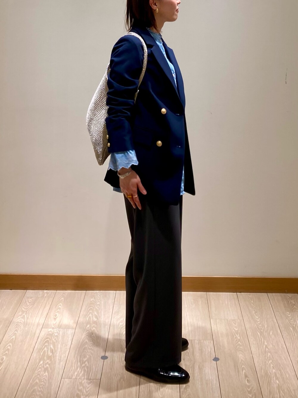 「春コーデ、大人カジュアルコーデ、パンツコーデ、春、30代コーデ、デニム、ブラウス、パンツスタイル、着回しコーデ、レース、ジャケット、ネイビー、ネイビー×グレー、ネイビージャケット、低身長」｜「fredy emueのデニム/無地袖レースバンドカラーブラウス（シャツ/ブラウス、ブルー系）」を使った、ishiさん（レディース・154cm）の春コーディネートの3枚目の写真