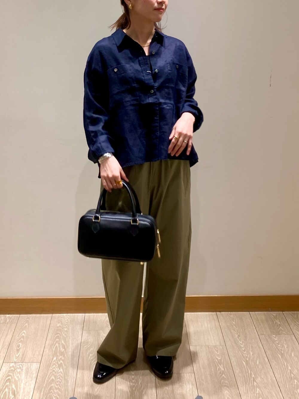 「休日スタイル、お出かけコーデ、ショルダーバッグ、大人カジュアル、着回しコーデ、カジュアルスタイル、ラクチンコーデ、シャツスタイル、ママファッション、リネン、リネンシャツ、ネイビー、カーキ、パンツスタイル、低身長」|「fredy emueのコットンナイロンストレッチセミワイドパンツ(その他パンツ、グリーン系)」を使った、ishiさん(レディース・154cm)の春コーディネートの8枚目の写真