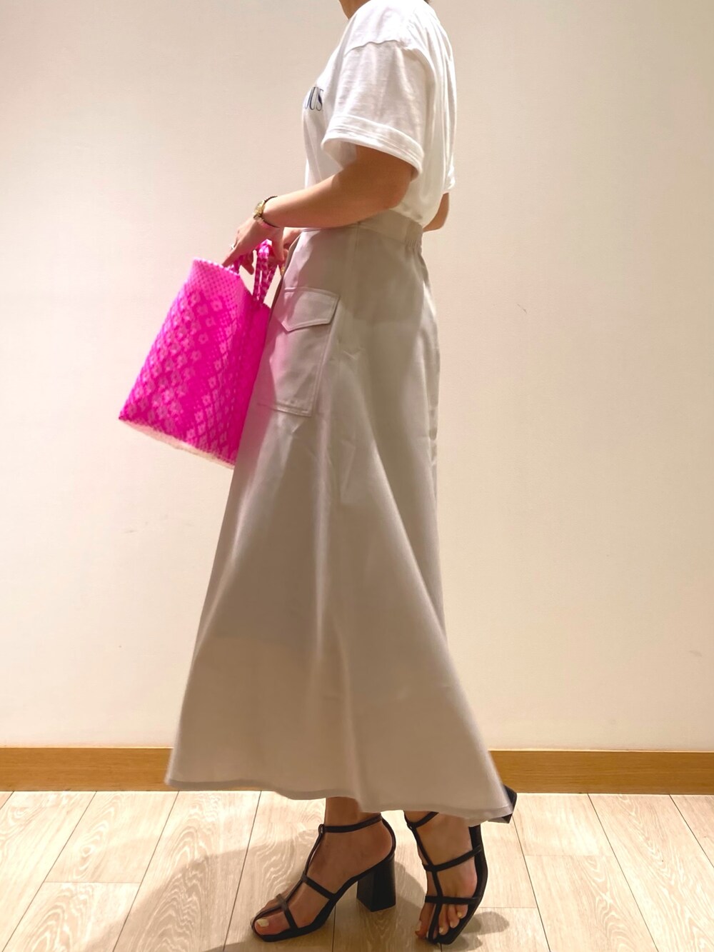 「初夏コーデ、シンプル、サンダルコーデ、Tシャツ、着回しコーデ、大人女子、スカート、休日コーデ、ロングスカート、ベージュ、ミッキーT、メルカドバッグ、ピンク、低身長、ラクチンコーデ」｜「fredy emueの【fredy emue】マリンボタンフレアロングスカート（スカート、ベージュ系）」を使った、ishiさん（レディース・154cm）の春コーディネートの3枚目の写真