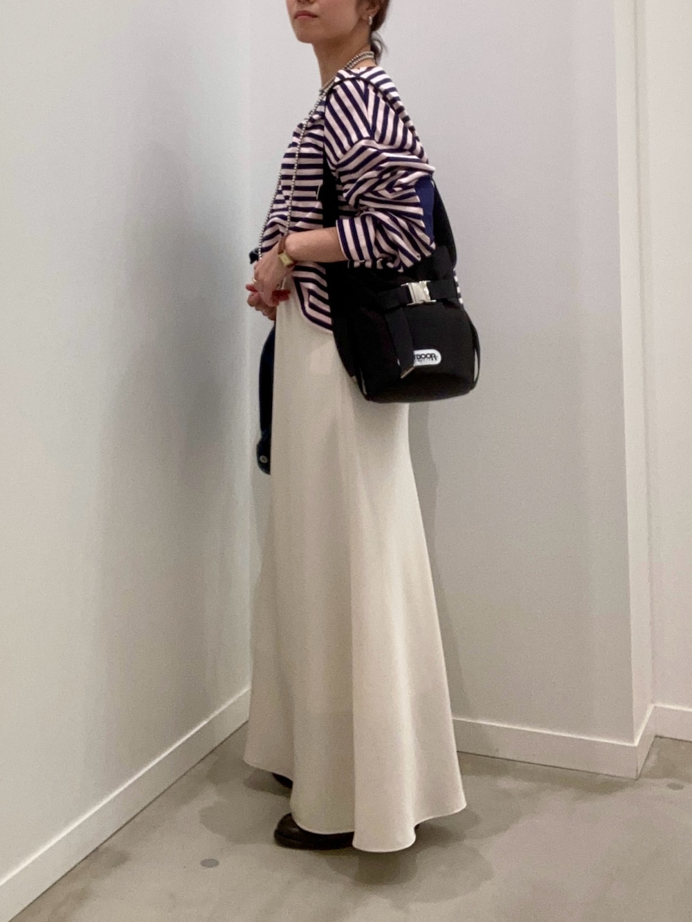 ブルー系のTシャツ/カットソー、ブルー系のデニムジャケット、ホワイト系のスカートを着用したレディースの冬コーディネートの6枚目の写真