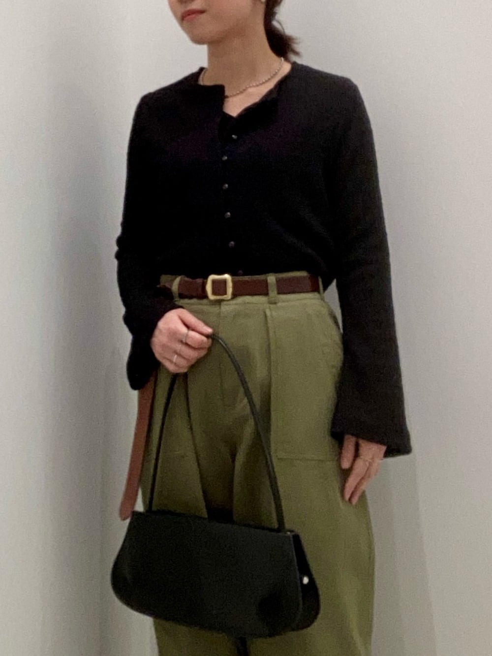 ブラック系のTシャツ/カットソー、ブラック系のショルダーバッグ、シルバー系のネックレスを着用したレディースの春コーディネートの7枚目の写真