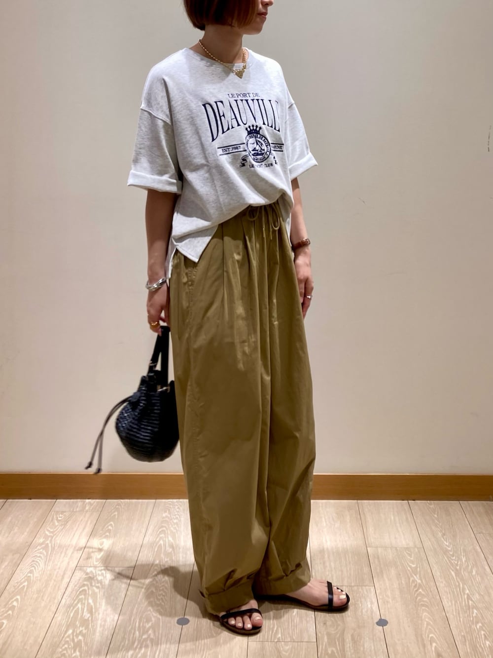 「サンダル、夏コーデ、お出かけコーデ、パンツコーデ、夏服コーデ、ラクチンコーデ、シンプルカジュアル、シンプル、サーカスパンツ、ベージュ、ベージュパンツ、体型カバー、パンツスタイル、ミリタリー、Tシャツ」｜「fredy emueのPPラフィア巾着2WAYショルダーバッグ（かごバッグ、ブラック系）」を使った、ishiさん（レディース・154cm）の夏コーディネートの3枚目の写真