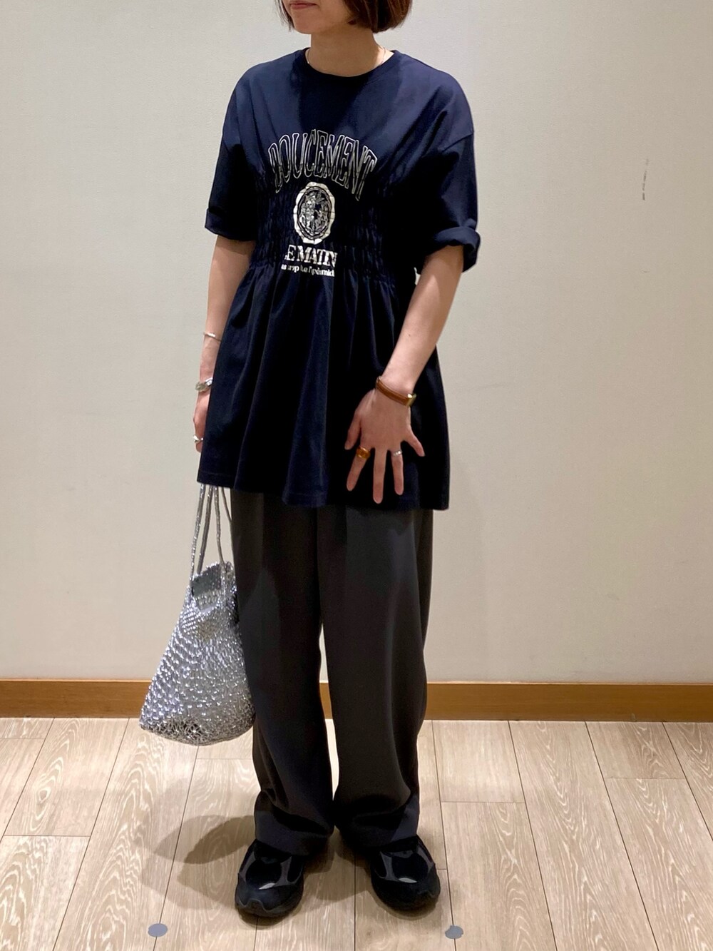 「ワイドパンツ、春夏コーデ、シンプルコーデ、休日スタイル、スニーカー、お出かけコーデ、低身長コーデ、シンプルスタイル、春服コーデ、カジュアルスタイル、スラックス、パンツスタイル、Tシャツ、ブラック、かごバッグ」｜「fredy emueのシャーリングロゴTシャツ（Tシャツ/カットソー、ブラック系）」を使った、ishiさん（レディース・154cm）の春コーディネートの8枚目の写真