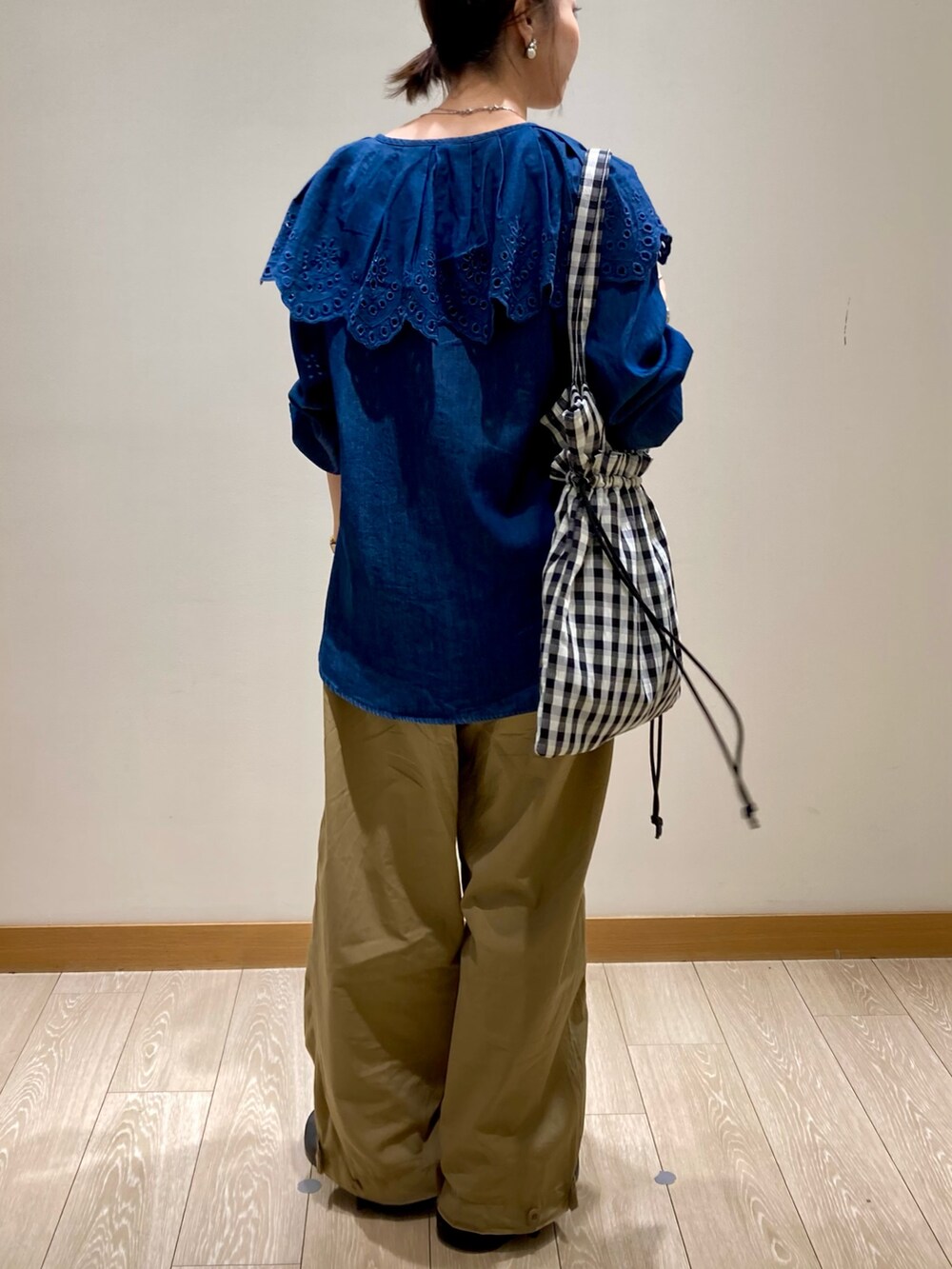 ブルー系のシャツ/ブラウス、ベージュ系のその他パンツ、ホワイト系のトートバッグを着用したレディースの夏コーディネートの4枚目の写真