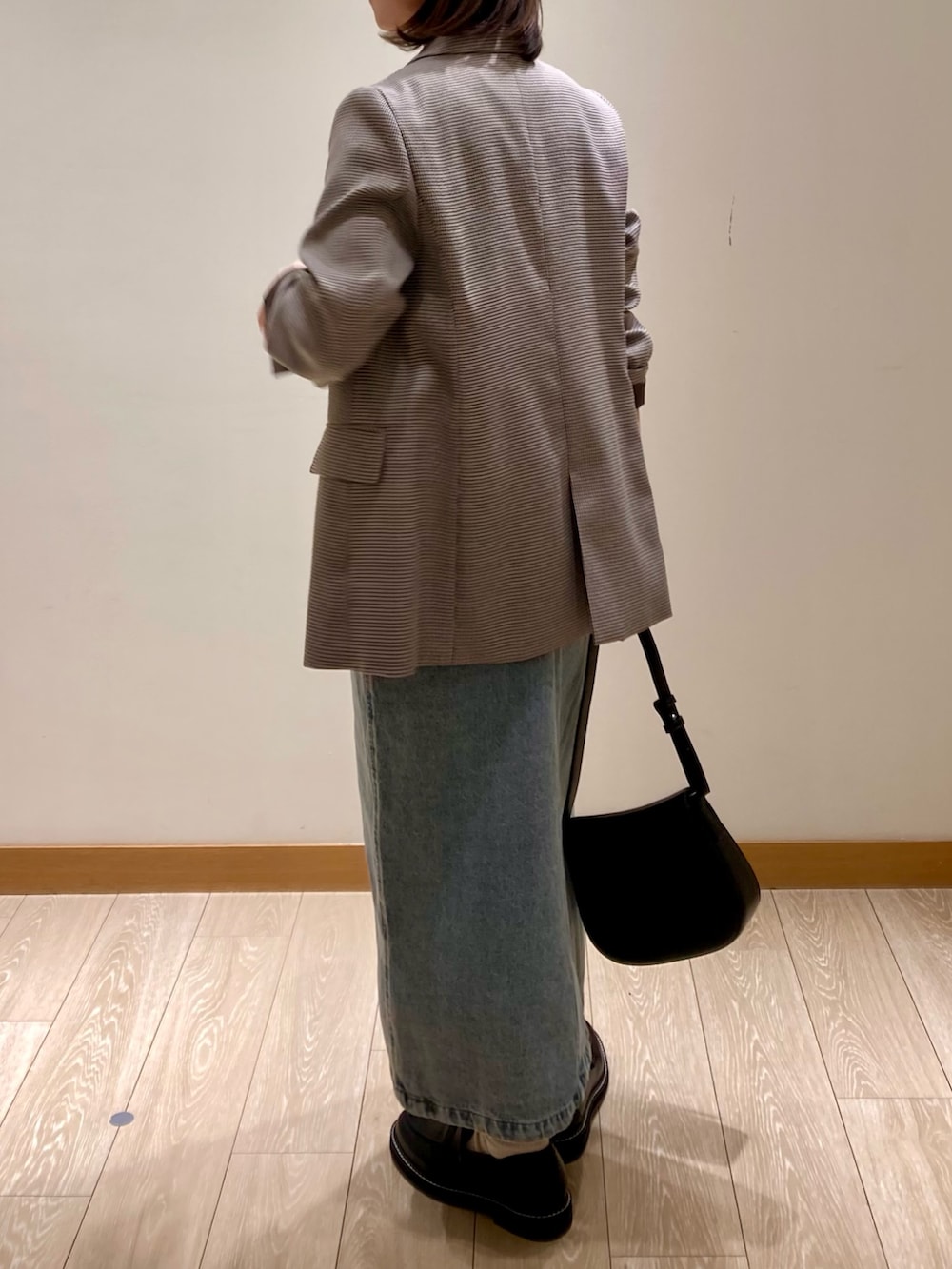 ブルー系のワンピース、ブラック系のショルダーバッグ、ブラック系のその他シューズを着用したレディースの春コーディネートの6枚目の写真