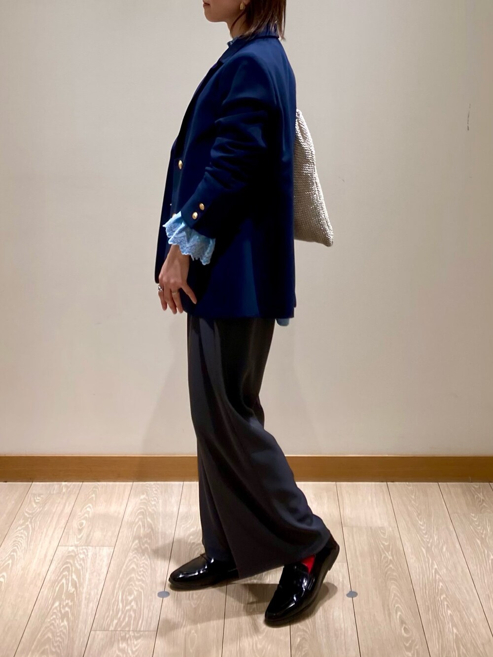 「春コーデ、大人カジュアルコーデ、パンツコーデ、春、30代コーデ、デニム、ブラウス、パンツスタイル、着回しコーデ、レース、ジャケット、ネイビー、ネイビー×グレー、ネイビージャケット、低身長」｜「fredy emueのデニム/無地袖レースバンドカラーブラウス（シャツ/ブラウス、ブルー系）」を使った、ishiさん（レディース・154cm）の春コーディネートの6枚目の写真