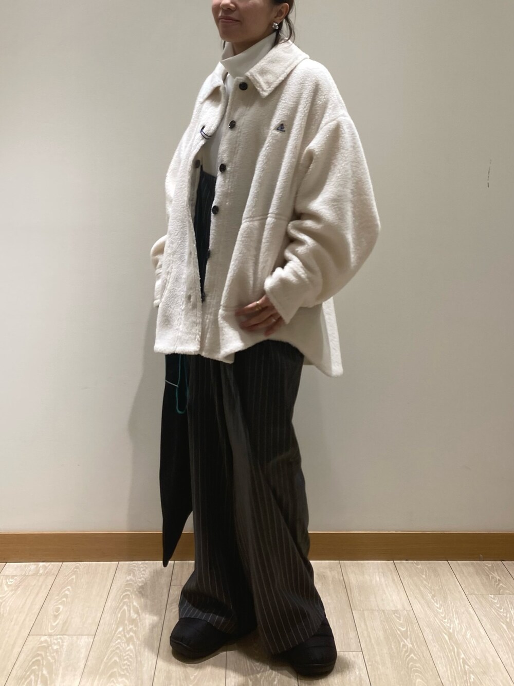 「タートルネック、淡色コーデ、休日スタイル、ホワイトコーデ、お出かけコーデ、大人カジュアル、ホワイト、パンツ、SUBU、サスペンダー、サスペンダーパンツ、GEVACO、ボア、グレー」｜「SUBUの【SUBU/スブ】サンダル Permanent Collection F-LINE 2023（サンダル、ブラック系）」を使った、ishiさん（レディース・154cm）の冬コーディネートの4枚目の写真