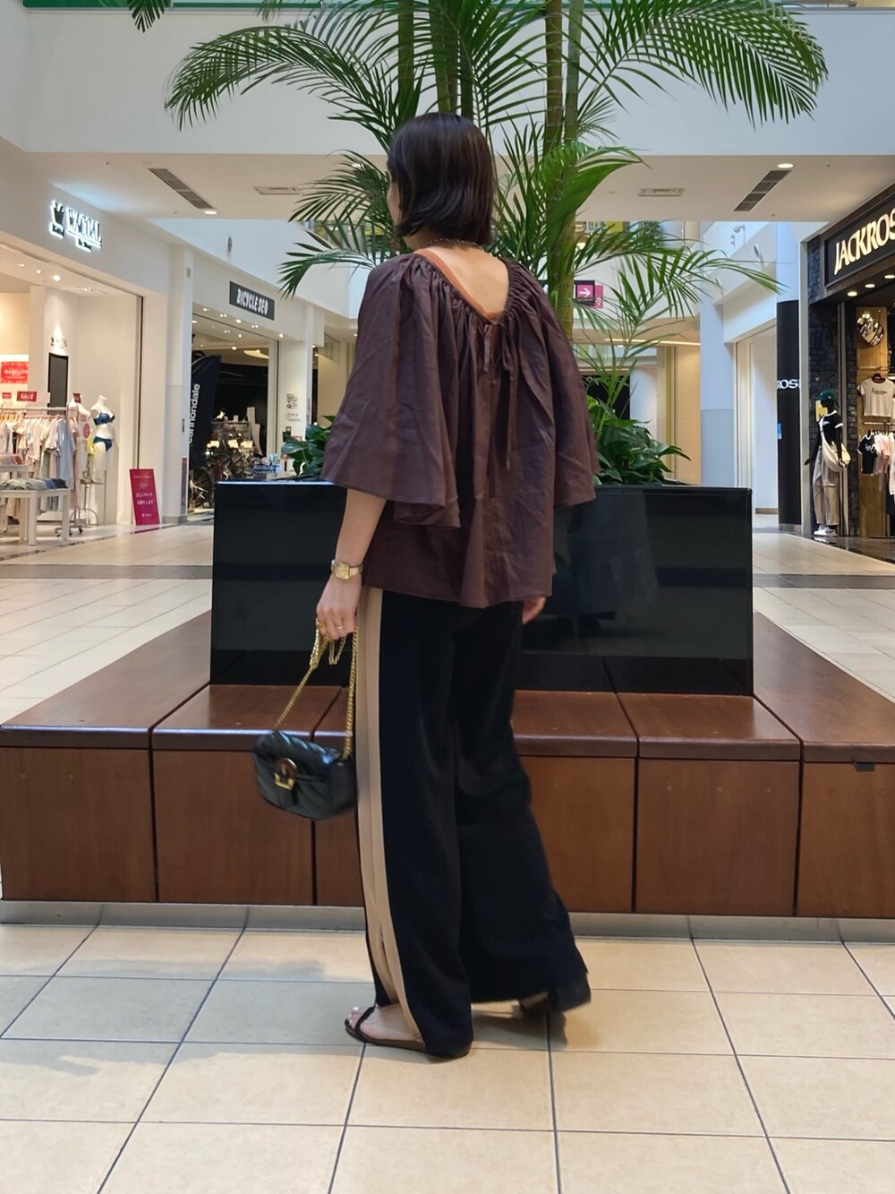 ブラック系のその他パンツ、ブラウン系のシャツ/ブラウス、ブラック系のショルダーバッグを着用したレディースの夏コーディネートの5枚目の写真