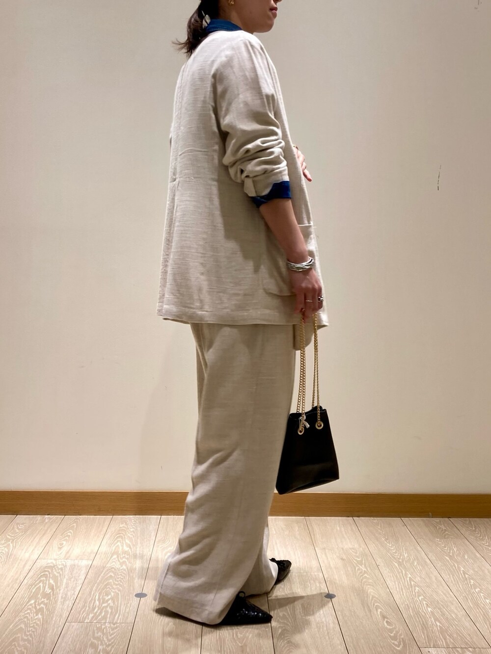 「お出かけコーデ、ジャケットスタイル、シンプルコーデ、春のNewスタイル、デニム、大人カジュアル、休日スタイル、リネン、セットアップ、ジャケット、デニムシャツ、着回しコーデ、きれいめカジュアル、低身長コーデ、パンツスタイル」｜「fredy emueのリネンブレンドタックスラックスパンツ（その他パンツ、ホワイト系）」を使った、ishiさん（レディース・154cm）の春コーディネートの4枚目の写真