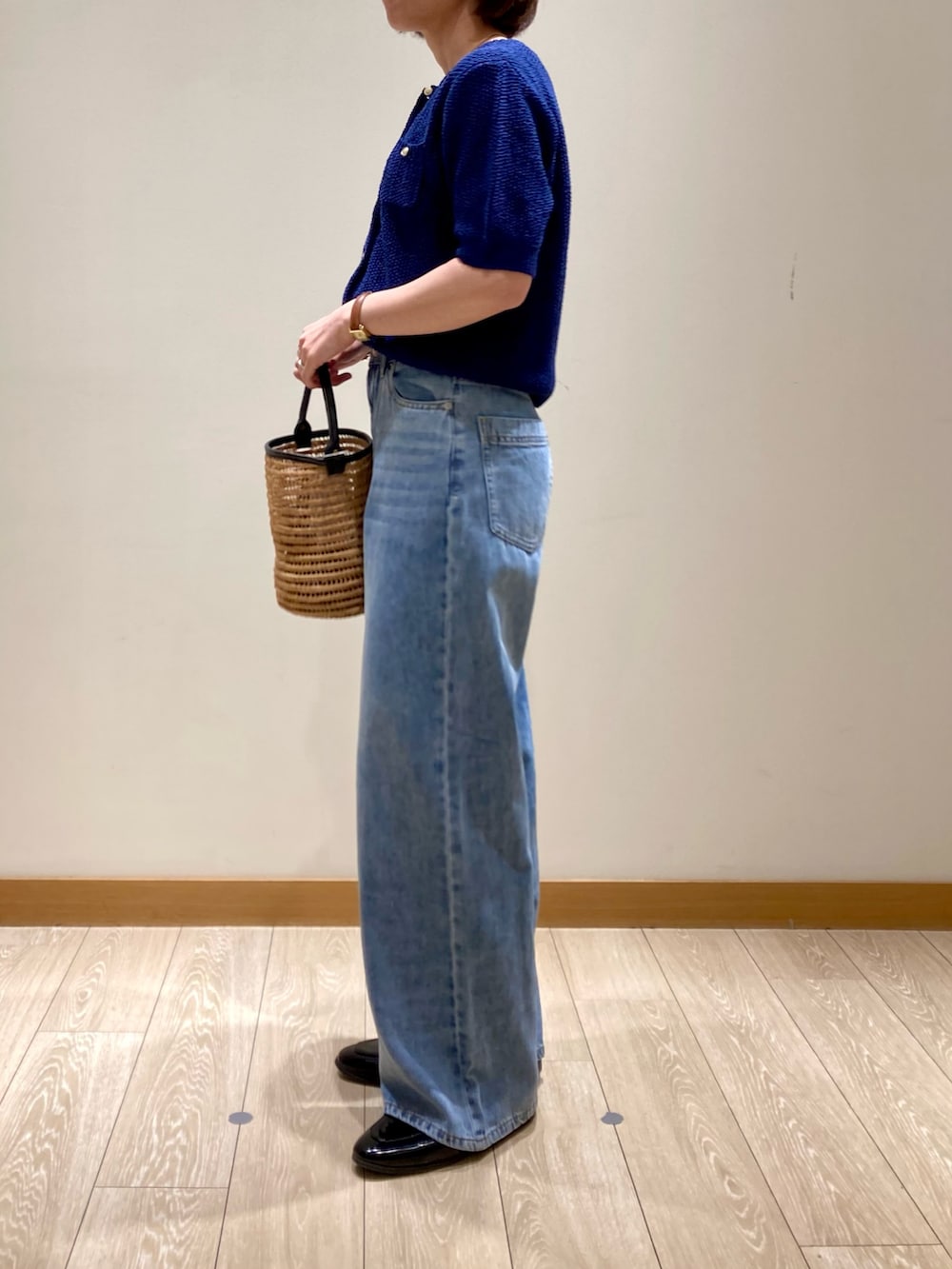 「ワイドパンツ、シンプルコーデ、きれいめカジュアル、休日スタイル、デニム、お出かけコーデ、低身長コーデ、デートコーデ、オトナカジュアル、大人ファッション、楽チンコーデ、春服、パンツスタイル、カーディガン、サマーニット」｜「fredy emueのドロストセミワイドデニムパンツ（デニムパンツ、ブルー系）」を使った、ishiさん（レディース・154cm）の春コーディネートの7枚目の写真