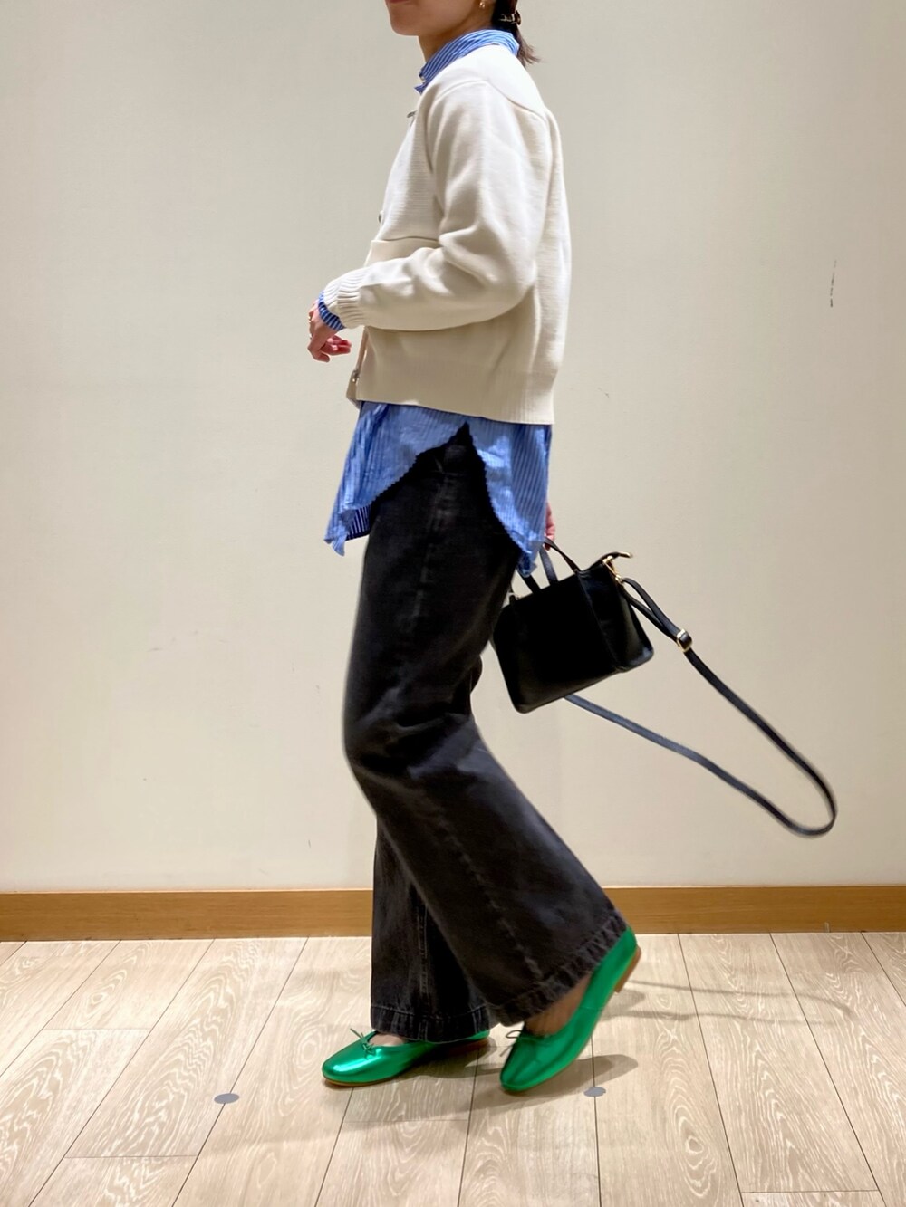 グリーン系のバレエシューズ、ブラック系のトートバッグ、ブラック系のデニムパンツを着用したレディースの冬コーディネートの7枚目の写真