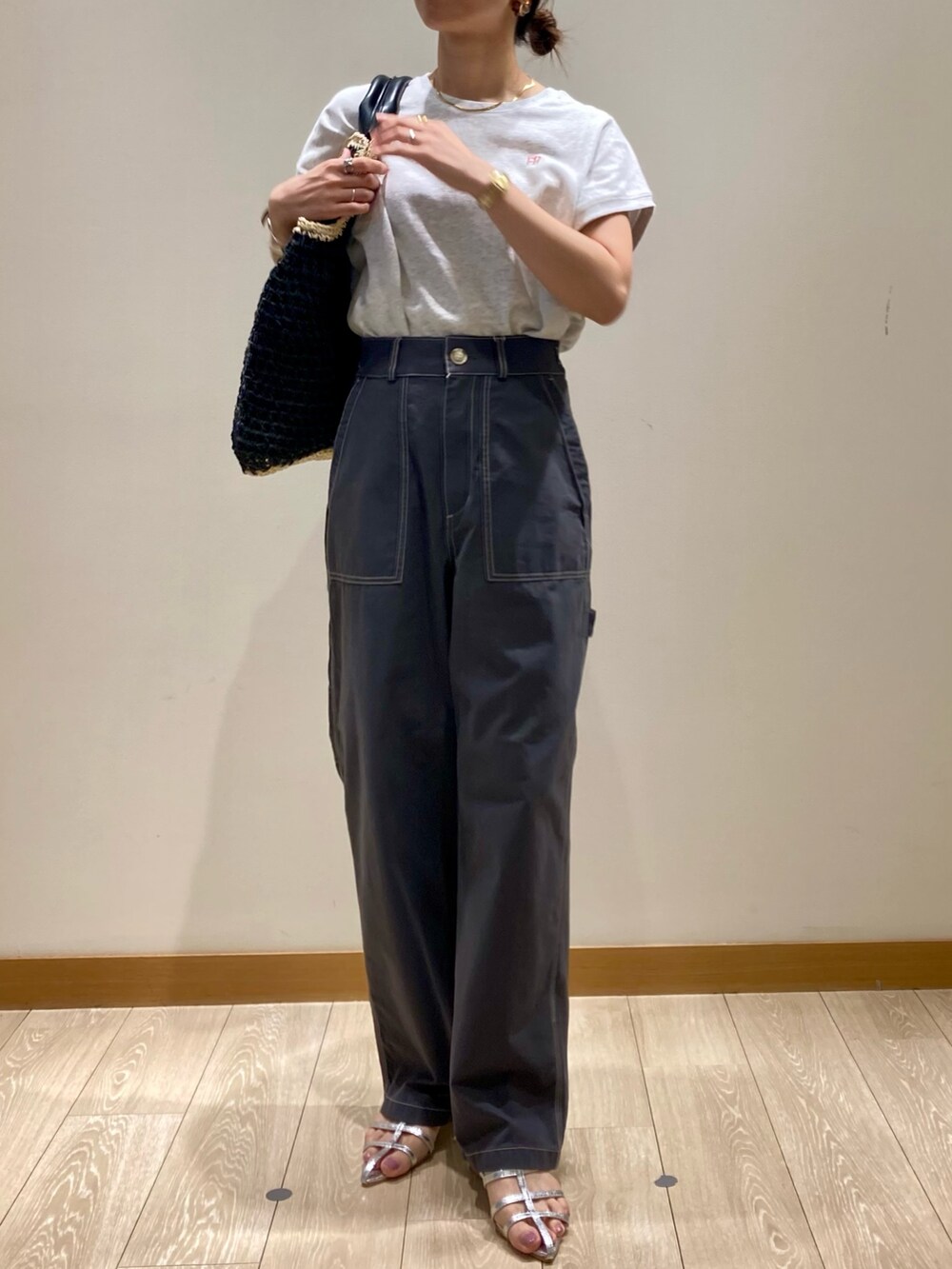 「サンダル、シンプル、休日スタイル、オトナカジュアル、着回しコーデ、スウェット、パンツスタイル、グレー、かごバッグ、夏コーデ、ラクチンコーデ、フレディアンドグロスター、刺繍、ペインターパンツ」｜「fredy emueのコットンラチネペインターパンツ（その他パンツ、グレー系）」を使った、ishiさん（レディース・154cm）の夏コーディネートの7枚目の写真