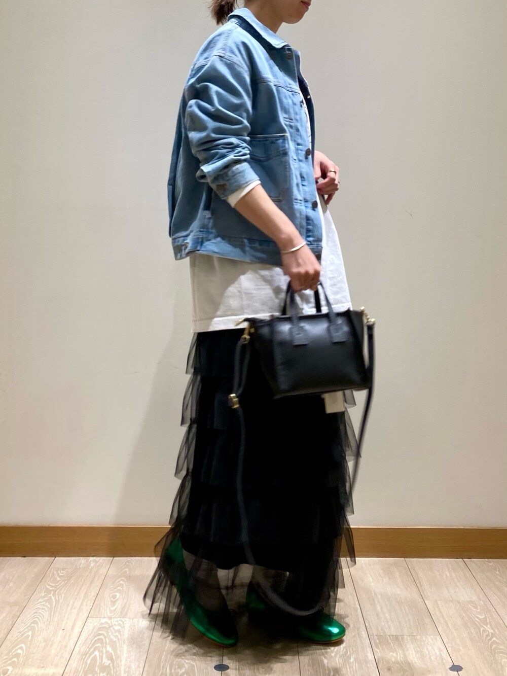 「春コーデ、春服みてみて、レイヤードスタイル、お出かけコーデ、ジャケットスタイル、デニム、春アウター、オトナカジュアル、春、デニムジャケット、ミッキー、GEVACO、チュールスカート、ユニセックス、スカート」｜「fredy emueのチュールティアードスカート（スカート、ブラック系）」を使った、ishiさん（レディース・154cm）の春コーディネートの3枚目の写真