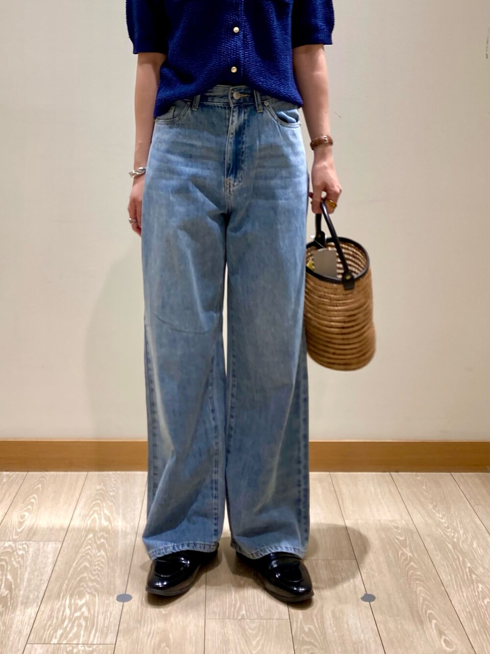 「ワイドパンツ、シンプルコーデ、きれいめカジュアル、休日スタイル、デニム、お出かけコーデ、低身長コーデ、デートコーデ、オトナカジュアル、大人ファッション、楽チンコーデ、春服、パンツスタイル、カーディガン、サマーニット」｜「fredy emueのドロストセミワイドデニムパンツ（デニムパンツ、ブルー系）」を使った、ishiさん（レディース・154cm）の春コーディネートの10枚目の写真
