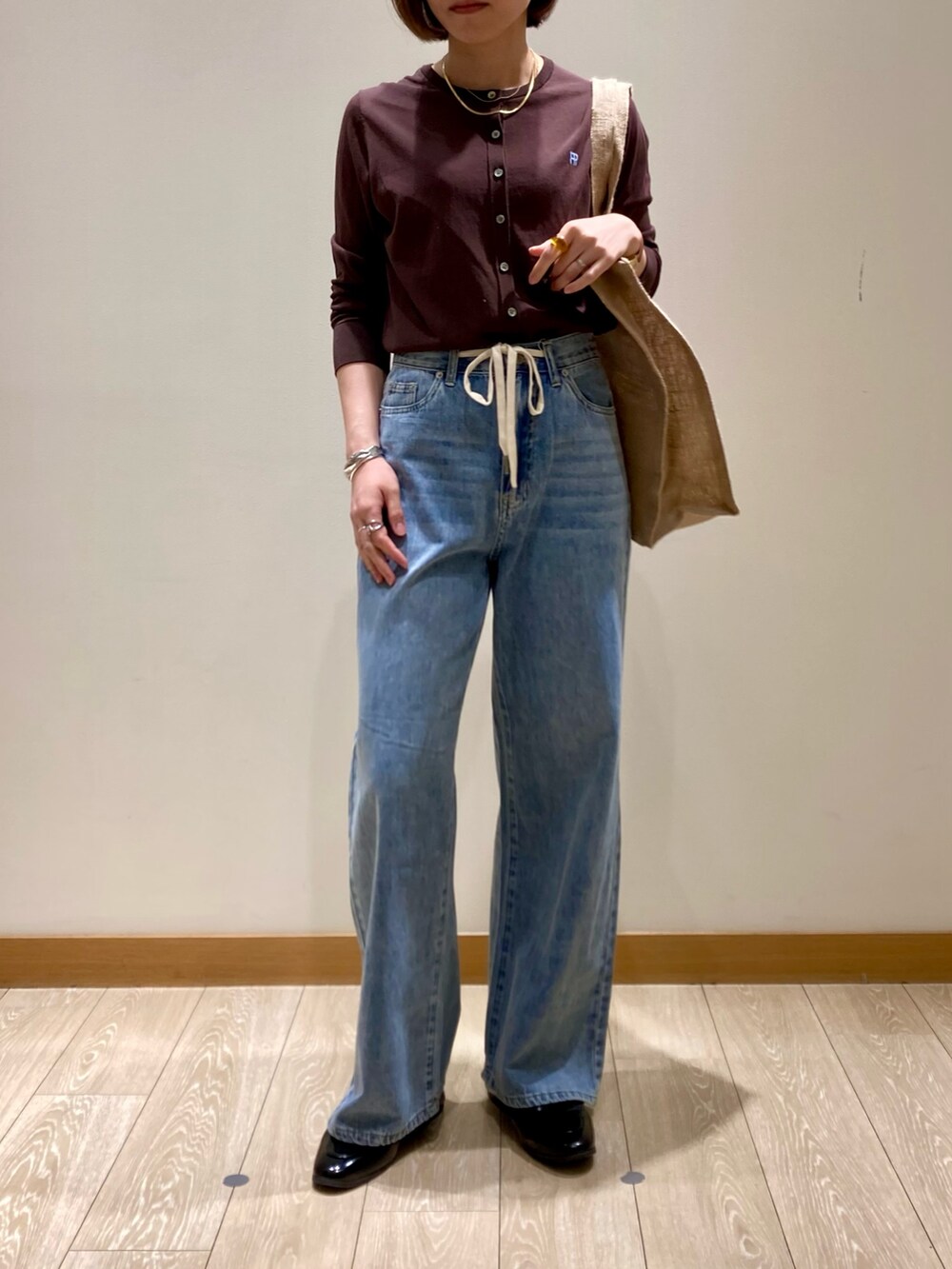 「ワイドパンツ、シンプルコーデ、きれいめカジュアル、休日スタイル、デニム、シアートップス、お出かけコーデ、低身長コーデ、デートコーデ、オトナカジュアル、カーディガン、ブラウン、パンツスタイル、夏コーデ、着回しコーデ」｜「fredy emueのドロストセミワイドデニムパンツ（デニムパンツ、ブルー系）」を使った、ishiさん（レディース・154cm）の春コーディネートの2枚目の写真