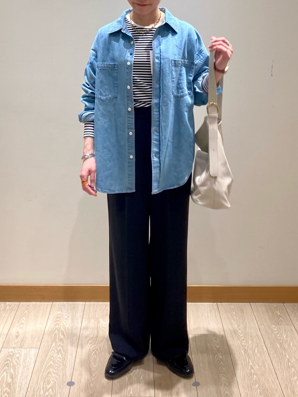 「春コーデ、休日スタイル、春服、お出かけコーデ、オトナ女子、カジュアルスタイル、ママファッション、スラックス、パンツスタイル、ボーダー、ボーダートップス、ロンT、デニム、デニムコーデ、デニムシャツ」｜「fredy emueの【maison vert /メゾンヴェール】アウトポケワンハンドルトートバッグ（ショルダーバッグ、ホワイト系）」を使った、ishiさん（レディース・154cm）の春コーディネートの9枚目の写真
