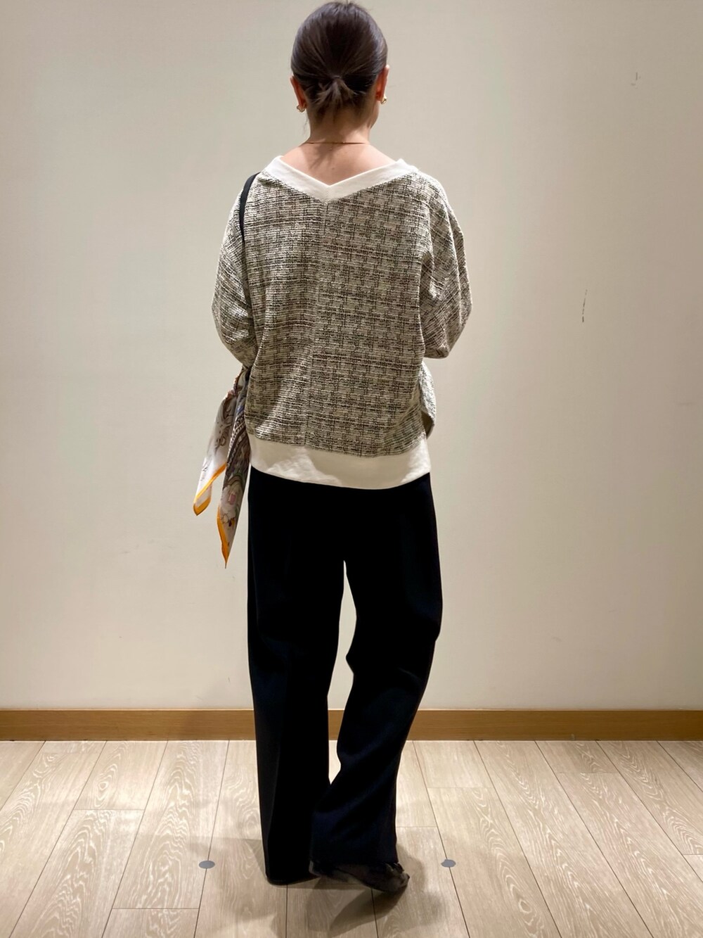 「春コーデ、春服みてみて、春、お出かけコーデ、シンプルコーデ、大人カジュアル、春色、パンツスタイル、ツイード、プルオーバー、２ＷＡＹ、着回しコーデ、スラックス、楽チンコーデ、ショート丈トップス」｜「fredy emueのホースプリントシルクスカーフ（バンダナ/スカーフ、オレンジ系）」を使った、ishiさん（レディース・154cm）の春コーディネートの5枚目の写真