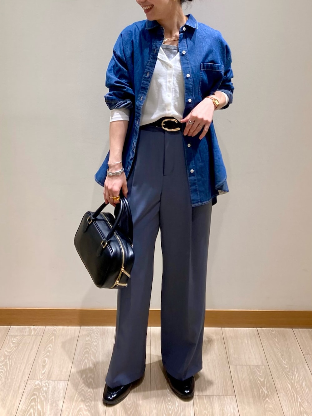 「ショルダーバッグ、大人カジュアル、休日スタイル、デニムシャツ、カーディガン、お出かけコーデ、シアートップス、春夏コーデ、シンプルコーデ、春服コーデ、パンツスタイル、デニム、着回しコーデ、低身長、レザー」｜「fredy emueのライトオンスデニムシャツ（シャツ/ブラウス、ブルー系）」を使った、ishiさん（レディース・154cm）の春コーディネートの2枚目の写真