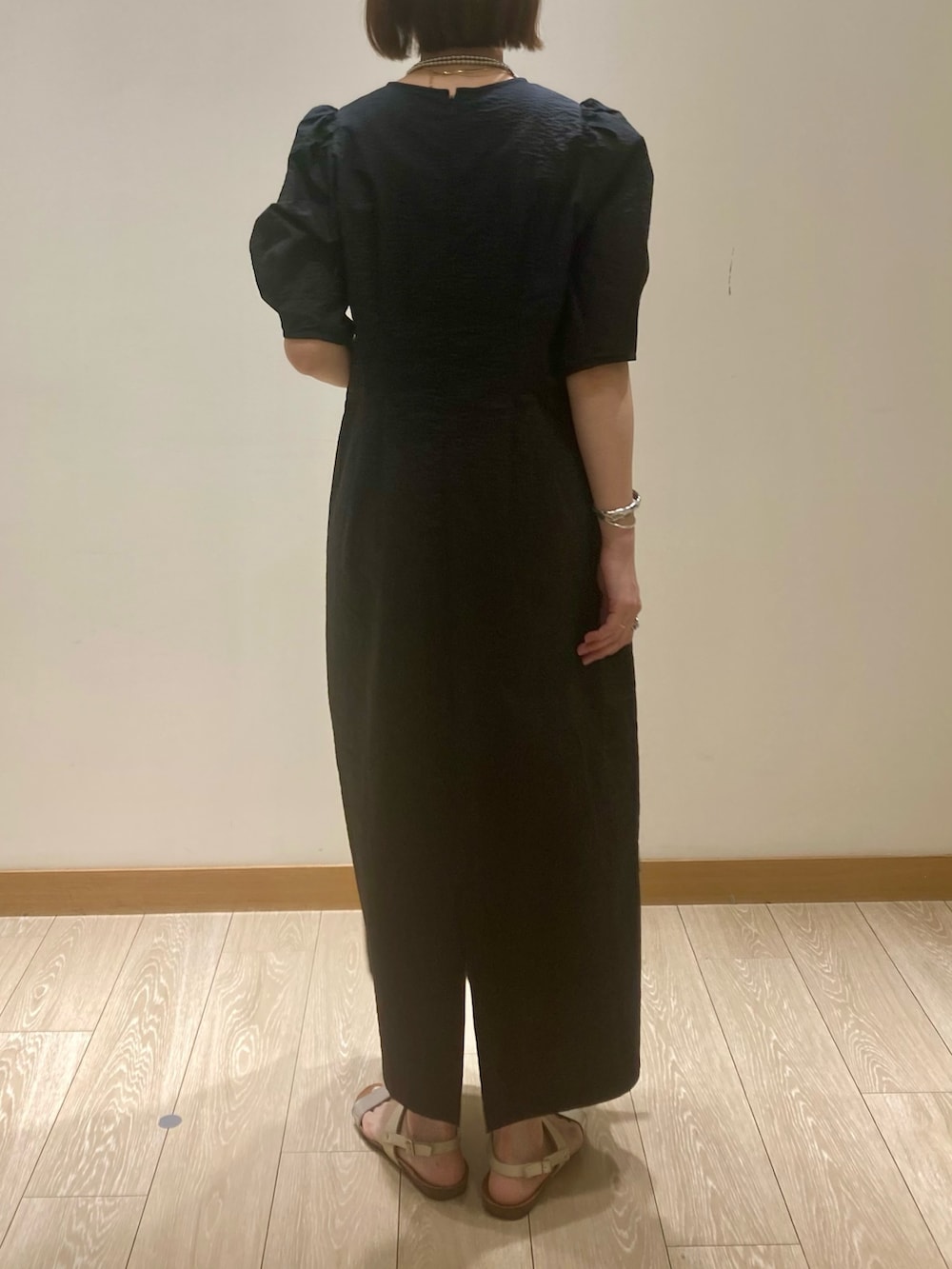 「低身長コーデ、ワンピース、ロングスカート、きれいめカジュアル、夏コーデ、着回しコーデ、夏、ラクチンコーデ、ブラック、半袖ワンピース、ハンモックバッグ、シンプルコーデ、体型カバー」｜「fredy emueのコットンリップルウエストシェイプワンピース（ワンピース、ブラック系）」を使った、ishiさん（レディース・154cm）の夏コーディネートの6枚目の写真
