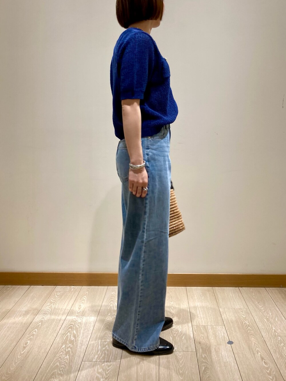 「ワイドパンツ、シンプルコーデ、きれいめカジュアル、休日スタイル、デニム、お出かけコーデ、低身長コーデ、デートコーデ、オトナカジュアル、大人ファッション、楽チンコーデ、春服、パンツスタイル、カーディガン、サマーニット」｜「fredy emueのドロストセミワイドデニムパンツ（デニムパンツ、ブルー系）」を使った、ishiさん（レディース・154cm）の春コーディネートの4枚目の写真