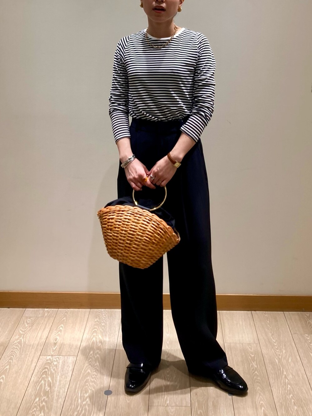 「大人カジュアル、春服コーデ、休日スタイル、ボーダー、お出かけコーデ、シアートップス、モノトーン、パンツコーデ、ワントーンコーデ、ロンT、スラックス、シンプル、低身長、着回しコーデ、定番」｜「fredy emueのハイツイストコットンコンパクトロンTシャツ（Tシャツ/カットソー、ホワイト系）」を使った、ishiさん（レディース・154cm）の春コーディネートの7枚目の写真