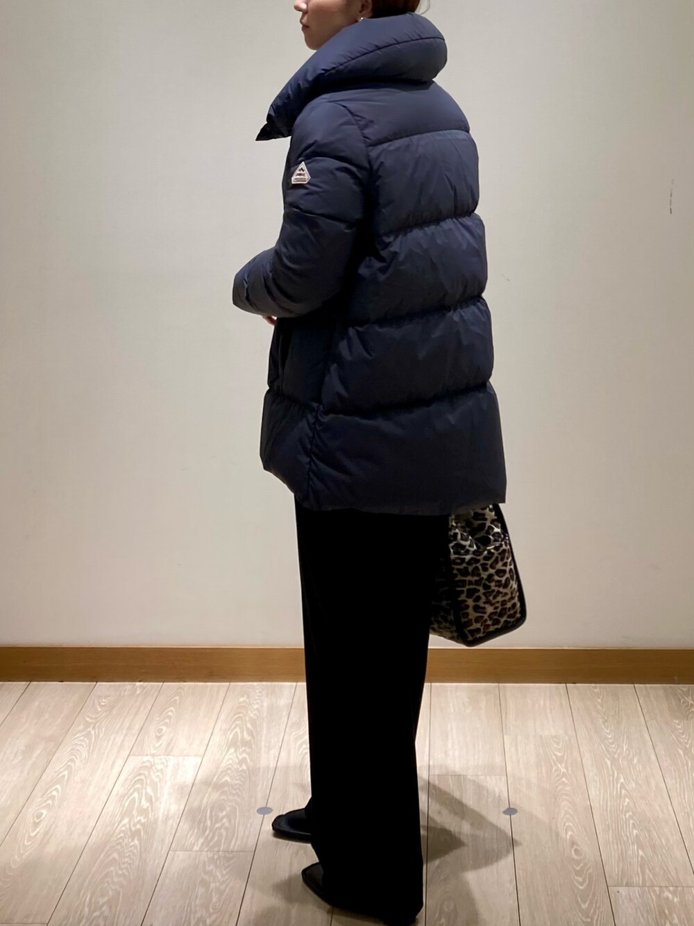 ブラック系のその他パンツ、グレー系のダウンジャケット/コート、イエロー系のニット/セーターを着用したレディースの冬コーディネートの7枚目の写真