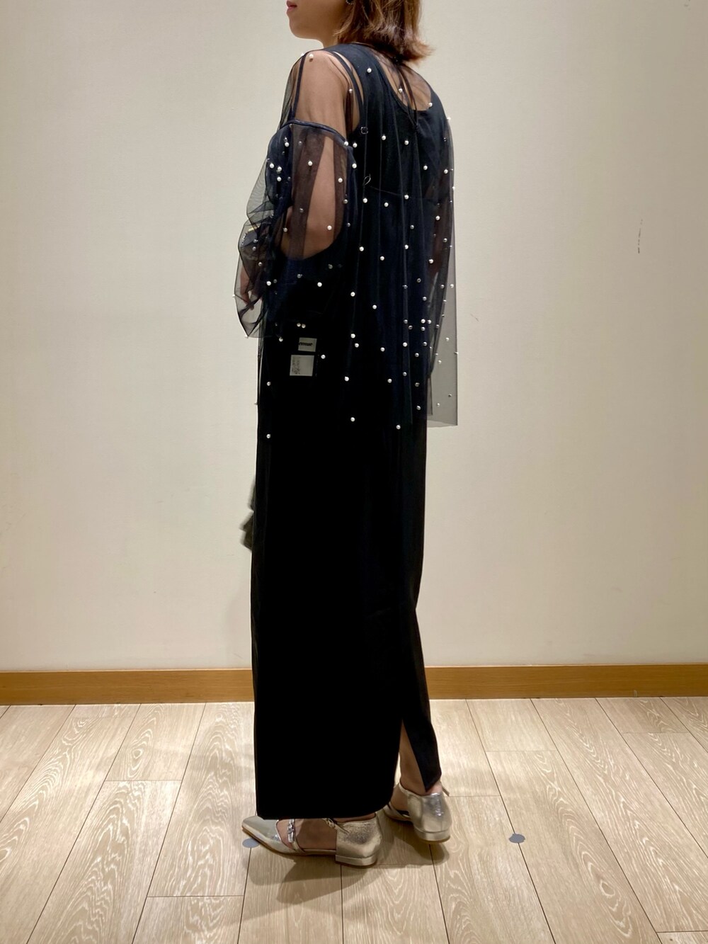 ブラック系のワンピース、ブラック系のTシャツ/カットソー、ブラック系のハンドバッグを着用したレディースの秋コーディネートの4枚目の写真