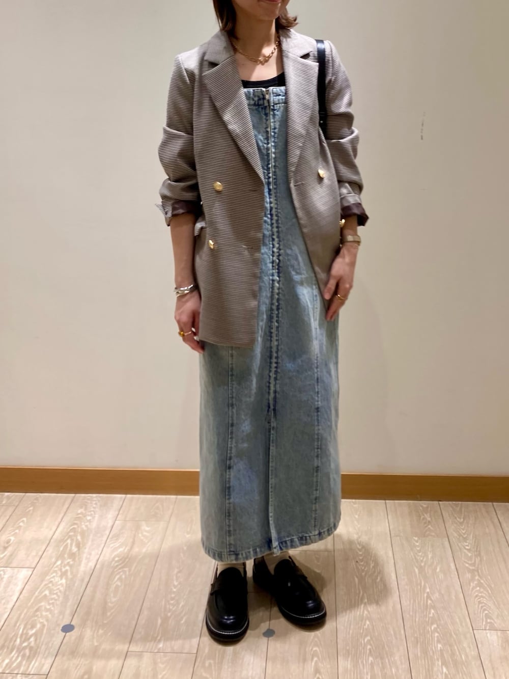 ブルー系のワンピース、ブラック系のショルダーバッグ、ブラック系のその他シューズを着用したレディースの春コーディネートの2枚目の写真