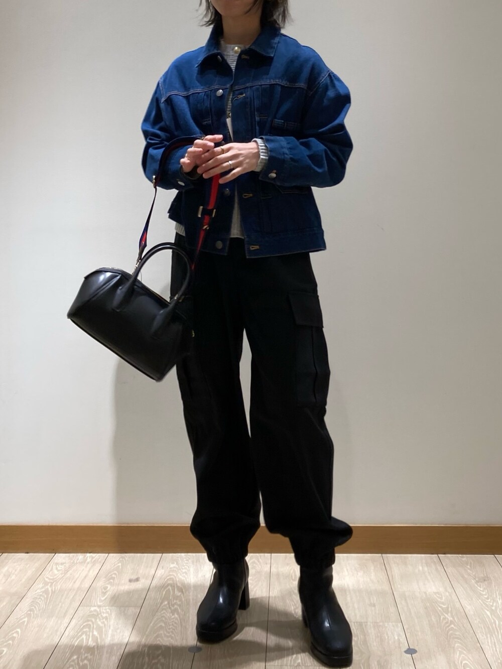 「ショルダーバッグ、ブーツ、ニット、休日スタイル、カーディガン、GEVACO、Gジャン、カーゴパンツ、パンツスタイル、ブラック、グレー、ケーブルニット、低身長」｜「fredy emueのウールライクイージーカーゴパンツ（カーゴパンツ、ブラック系）」を使った、ishiさん（レディース・154cm）の冬コーディネートの3枚目の写真